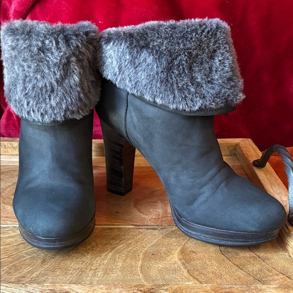 UGG Black Leather Heeled Boots with Charcoal Faux Fur - Picture 2 of 12